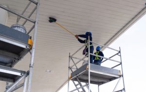 vệ sinh trần nhà