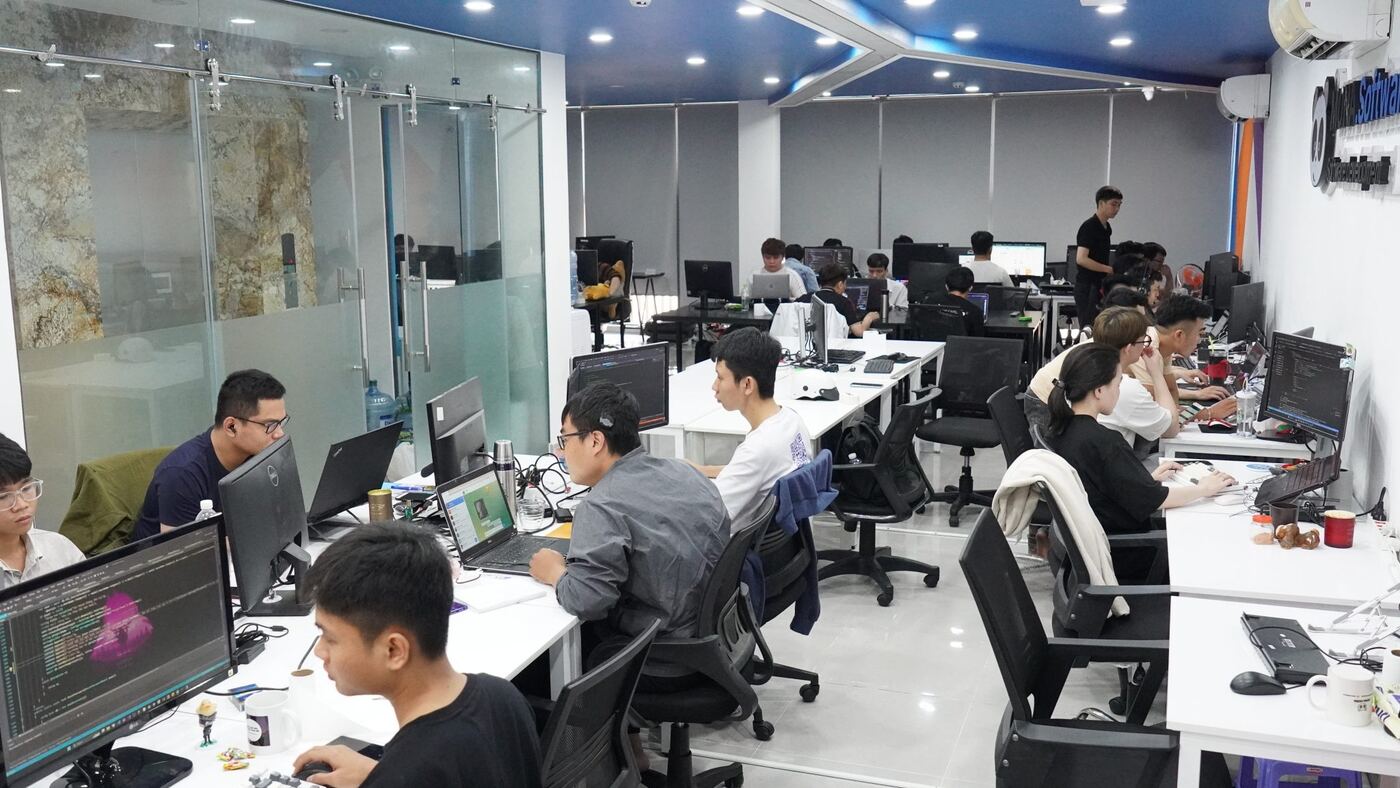 Không gian văn phòng MONA với nhiều dãy bàn máy tính hiện đại