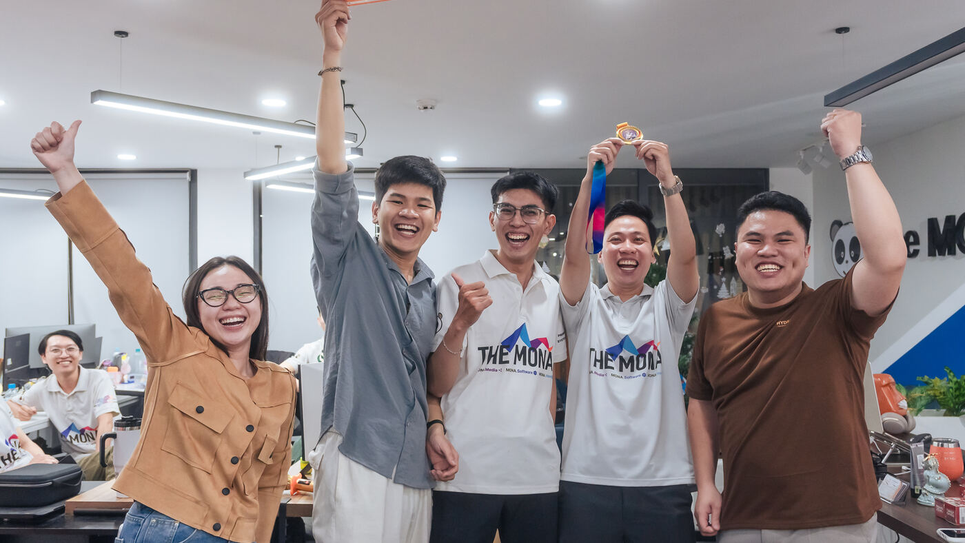 Đội ngũ MONA ăn mừng thành tích ngay tại văn phòng làm việc